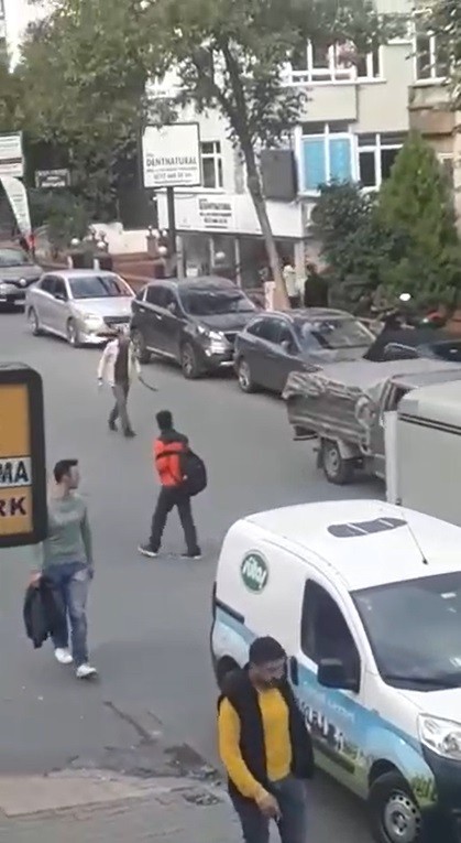 Elinde kılıç ve satırla insanlara saldıran avukata gözaltı