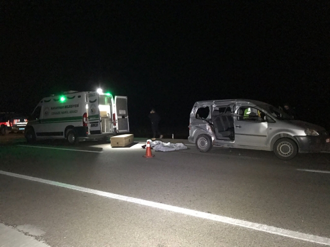 Hafif ticari araç kamyona çarptı: Ölü ve yaralılar var