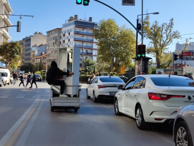 İlginç taşıma yöntemi: Canını hiçe saydı