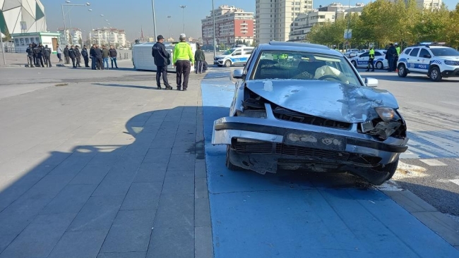 Okul servisi ile otomobil çarpıştı: Çok sayıda yaralı