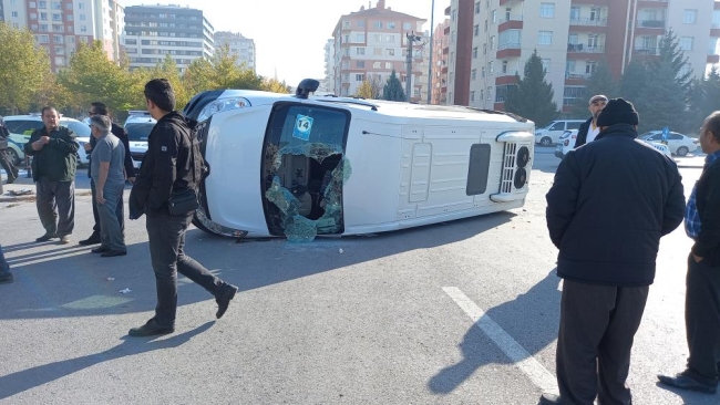 Okul servisi ile otomobil çarpıştı: Çok sayıda yaralı
