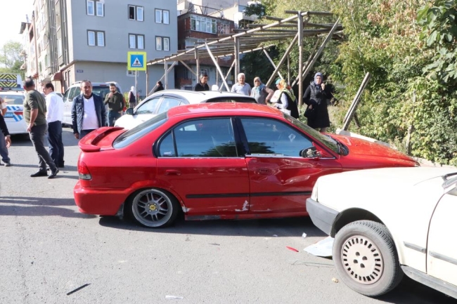 Yoldan çıkan otomobil karşı şeride daldı