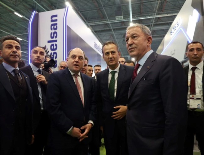 Bakan Wallace'tan Türk İHA'larına övgü