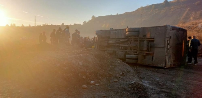 Madeni işçilerini taşıyan servis devrildi: Çok sayıda yaralı