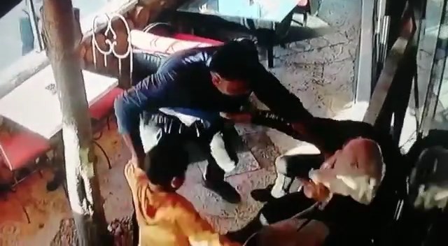 Çocuğunun gözü önünde eşine dehşeti yaşattı
