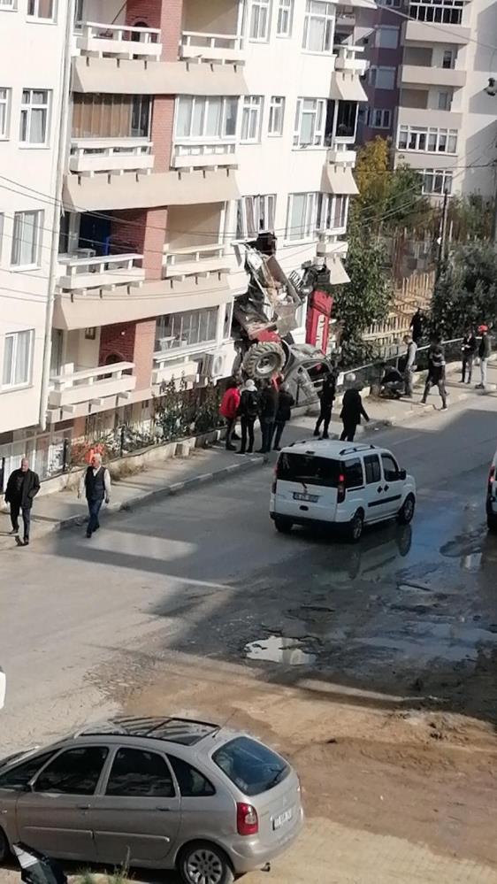Kontrolden çıkan iş makinesi dehşet saçtı