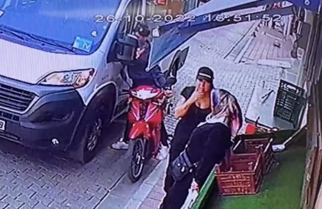 Hem hırsızlık yaptı hem motoru kadının üstüne sürdü