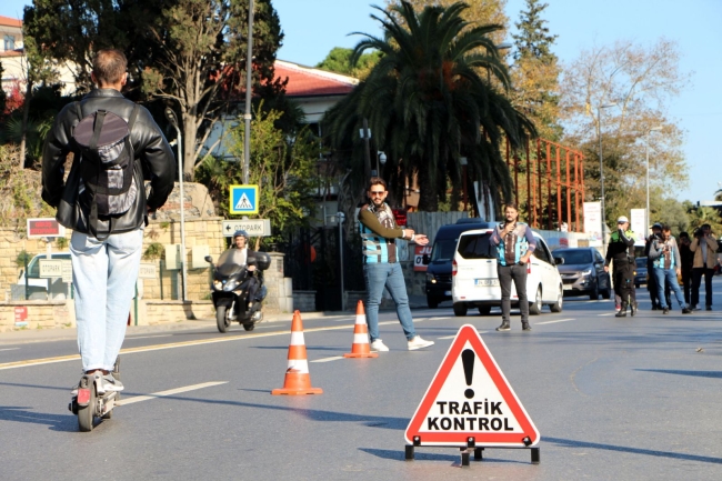 Scooter sürücüleri durduruldu, tek tek ceza kesildi!