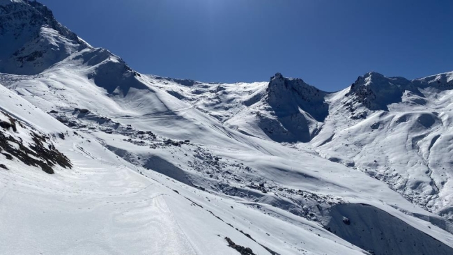 Yüksek kesimlerde yağış yerini kara bıraktı