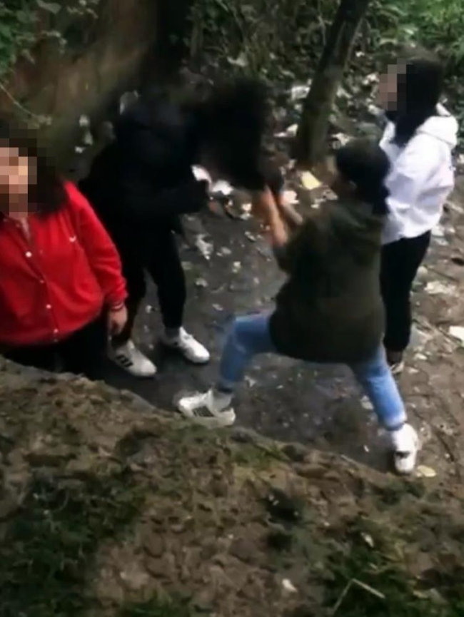 Kız arkadaş grubu, genç kızın saçından tutup sürüklediler