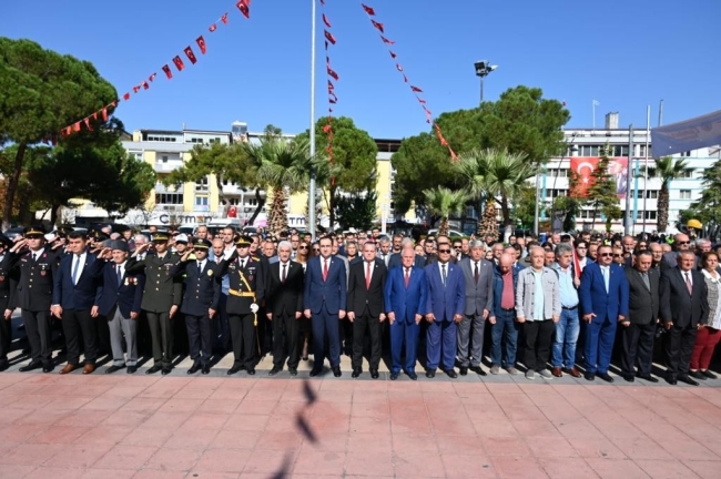 2 bin 500 öğrenci caddede zeybek oynadı