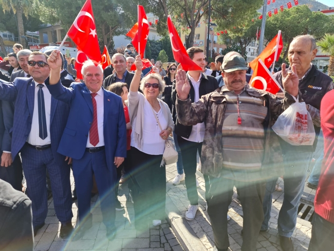 2 bin 500 öğrenci caddede zeybek oynadı