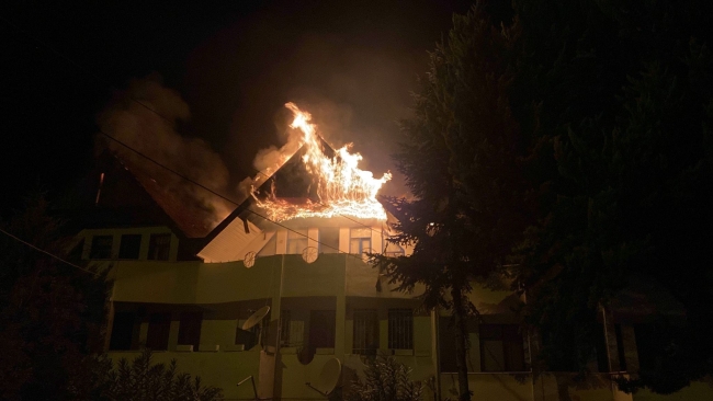 İki villa alevlere teslim oldu