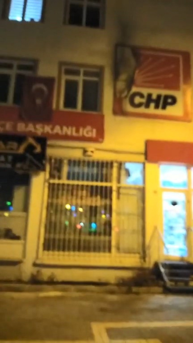 CHP ilçe başkanlığının bulunduğu binaya molotofkokteyli saldırı