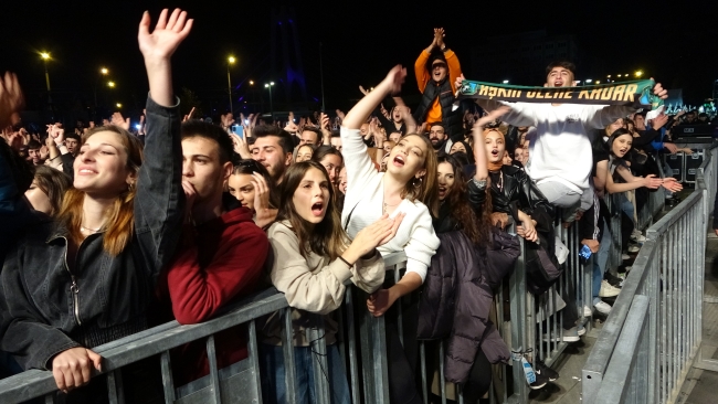 Konser alanına sığamayan vatandaş sanatçıyı çatıda dinledi