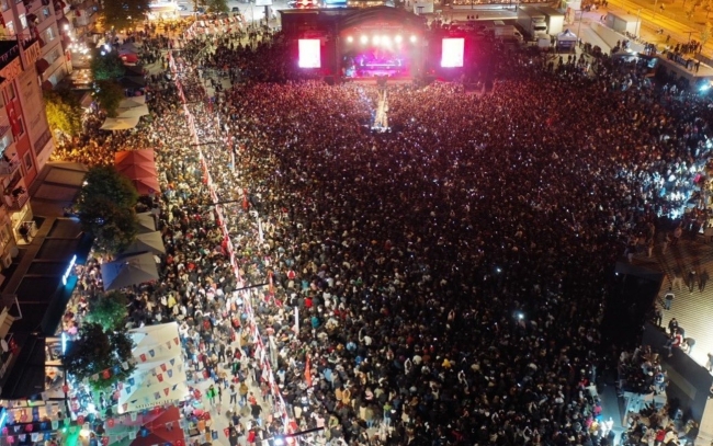 Konser alanına sığamayan vatandaş sanatçıyı çatıda dinledi