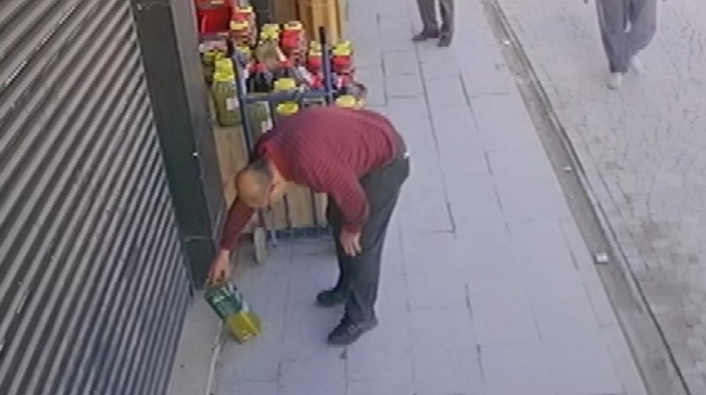 Böyle hırsızlık görülmedi: Gözlükle inceledi