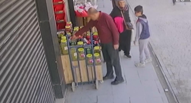 Böyle hırsızlık görülmedi: Gözlükle inceledi