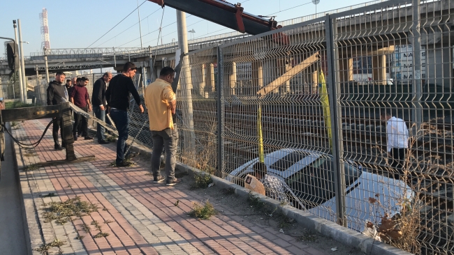 Lüks otomobil tren raylarına uçtu, seferler iptal edildi