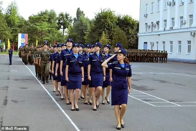 Yeni mezun kadın pilotlar Rus hava kuvvetlerine katıldı