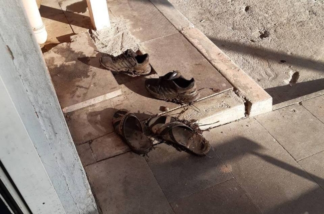 Yürekleri ısıtan görüntü: Çamurlu ayakkabılarını çıkarıp girdiler