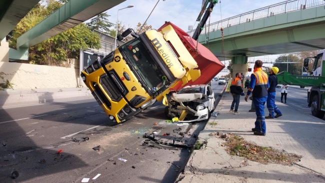 Mucize kurtuluş: TIR otomobilin üstüne devrildi