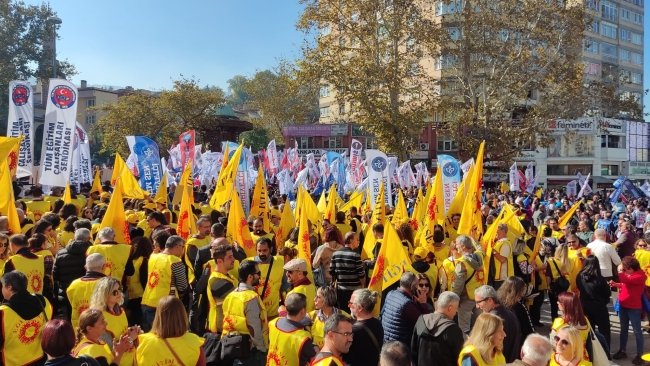 Bursa'da binlerce öğretmen eylemde!
