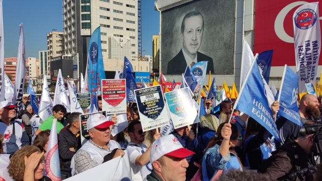 Bursa'da binlerce öğretmen eylemde!