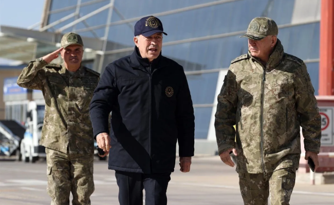 Bakan Akar, komuta kademesiyle sınır hattında