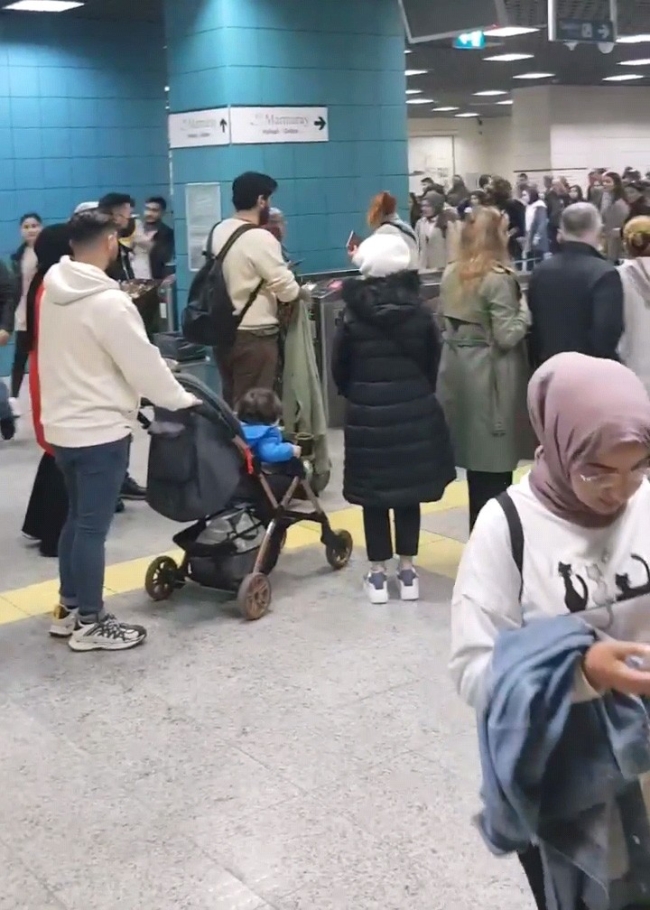 Marmaray'da acil durum! Seferler durduruldu