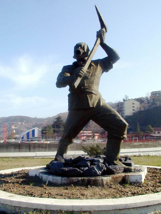 Heykelin boyanmasına ilişkin: Eleştirileri kınıyorum