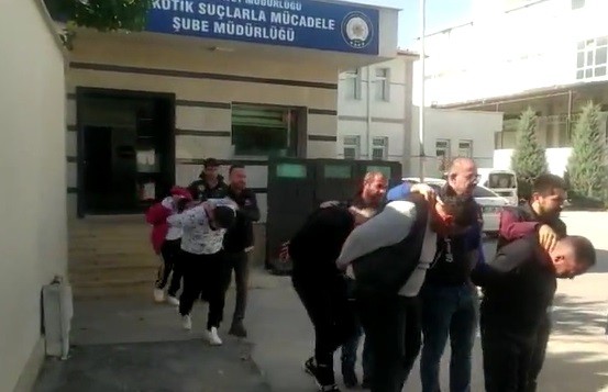 Kuluçkadaki tavuğun altından çıkanlar şoke etti