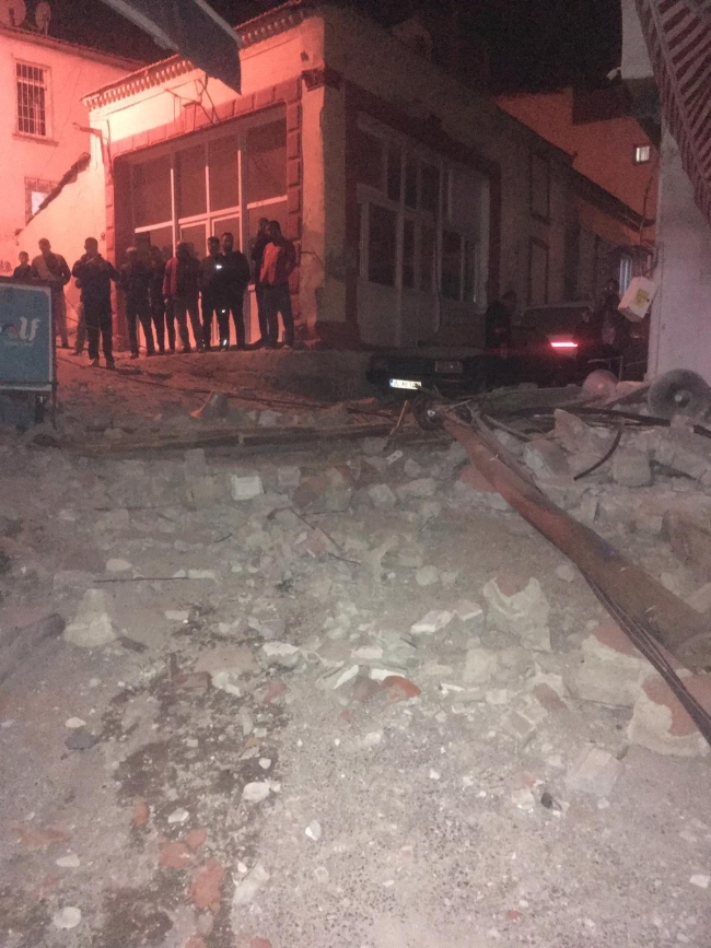 İzmir'de korkutan deprem