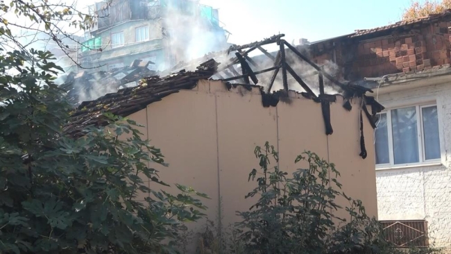 Bursa'da tek katlı ev alevlere teslim oldu