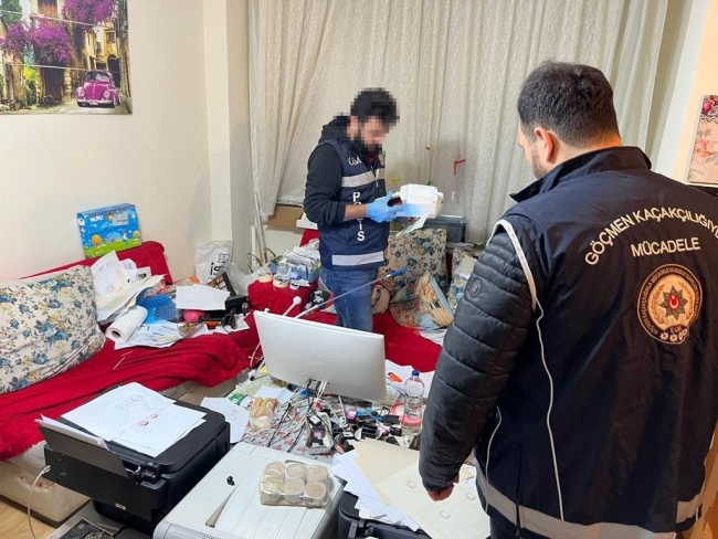 Karı-koca kılığında sahte pasaport ürettiler