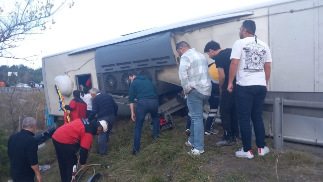 Yolcu otobüsü devrildi! Çok sayıda yaralı var