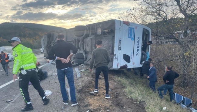 Yolcu otobüsü devrildi! Çok sayıda yaralı var