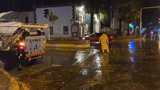 Sağanak yağış cadde ve sokakları göle çevirdi