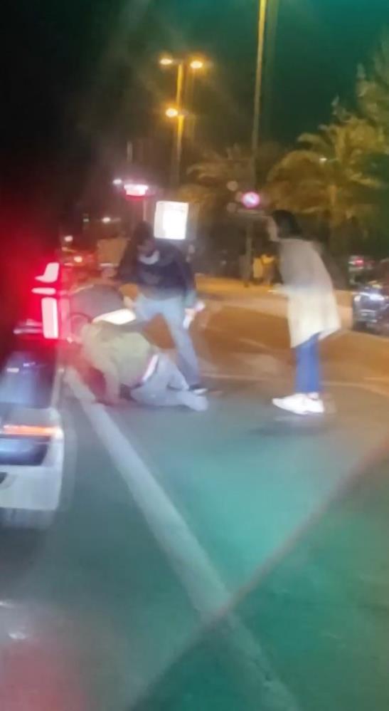 Sürücülerin sözlü kavgası yumruklu kavgaya dönüştü