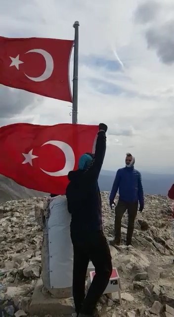 Zirvede mahsur kalan sporcuların görüntüleri ortaya çıktı