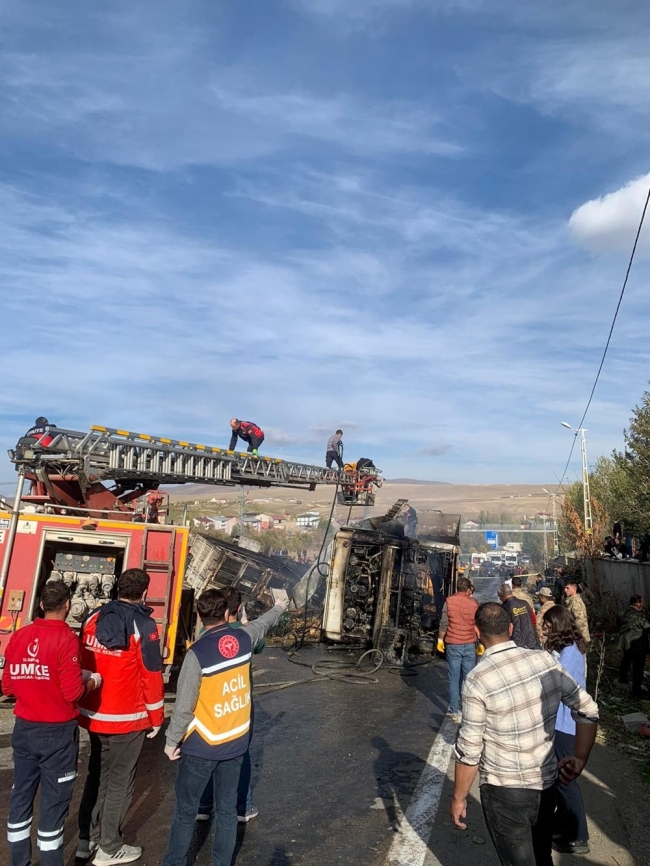 Ağrı'da yolcu otobüsü ile tanker çarpıştı: Ölü ve yaralılar var