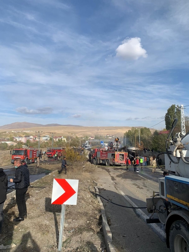 Ağrı'da yolcu otobüsü ile tanker çarpıştı: Ölü ve yaralılar var