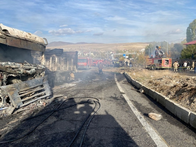 Ağrı'da yolcu otobüsü ile tanker çarpıştı: Ölü ve yaralılar var
