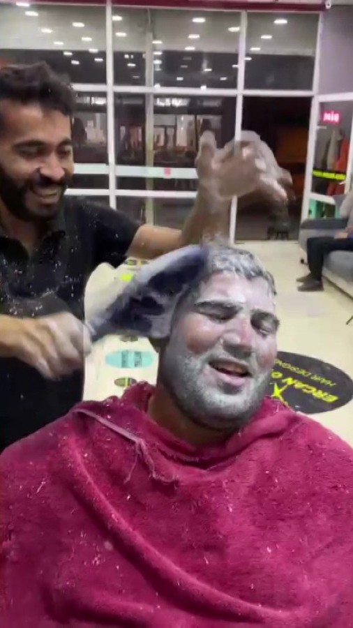 Berberden ilginç masaj tekniği