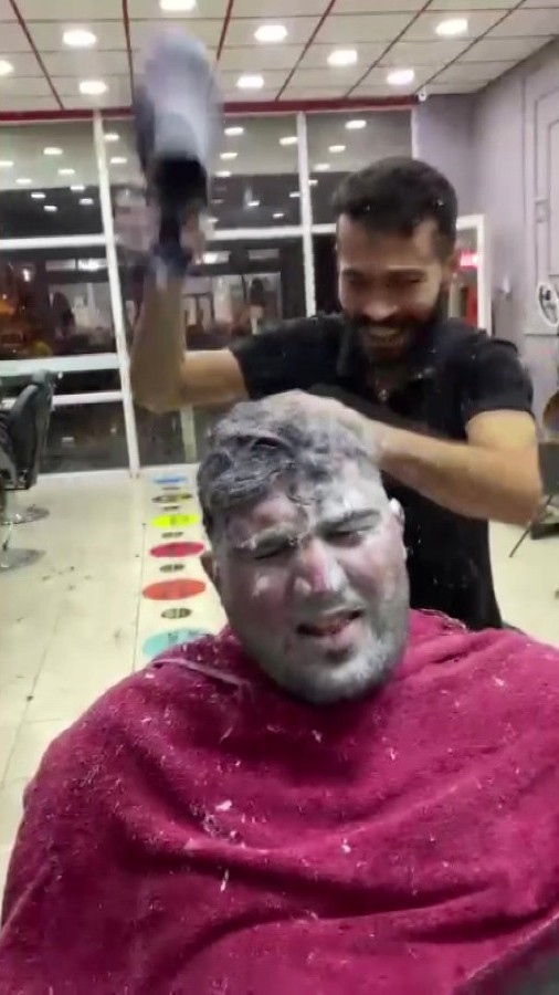 Berberden ilginç masaj tekniği