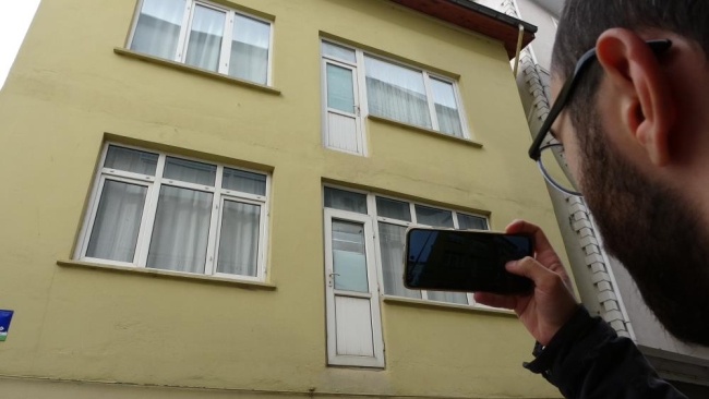 Fıkra gibi apartman: Balkon kapısını açan uçuyor