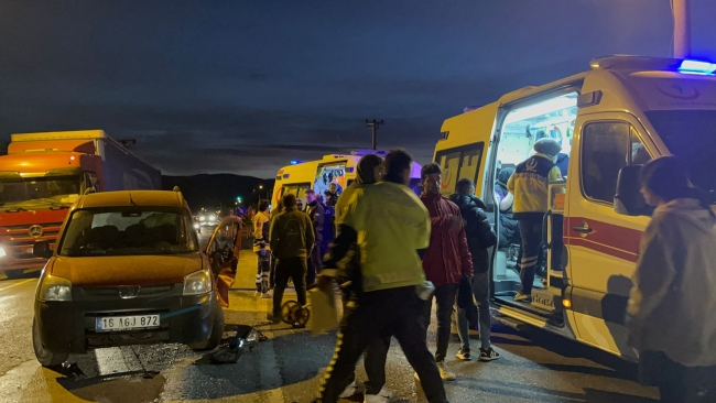 Bursa'da işçi servisi kamyonete çarptı