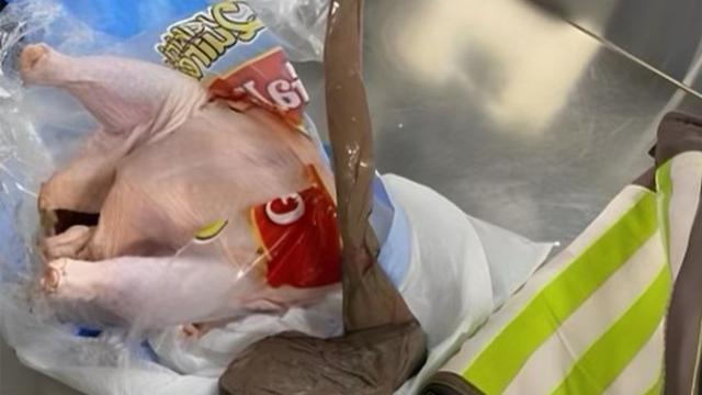 Çiğ tavuğun içinden çıkan şey şoke etti!