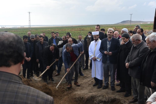 Kuduzdan yaşamını yitiren çocuğa acı veda...