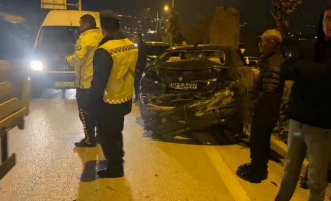 Bursa'da TIR, asker uğurlama konvoyundaki araçlara çarptı